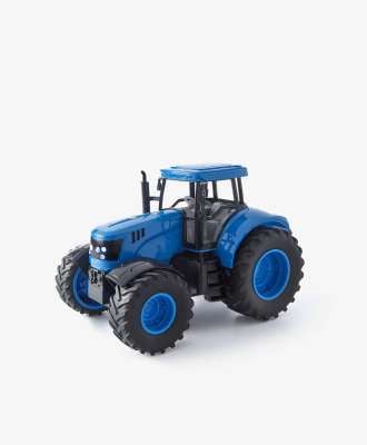 TRAKTOR* - SKU/PLU: 321238 Traktor s pohonem je hračka, která uvádí děti do fascinujícího světa zemědělství. S realistickými detaily, velkými koly a pečlivým designem se dítě může naučit, jak fungují skutečné zemědělské stroje. Vynikající pro hru na farmě, rozvíjení zájmu o vozidla. Pro děti od 3 let.