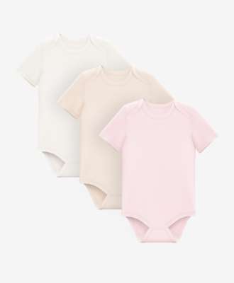 Dívčí body 3 ks 100% bavlna - SKU/PLU: 618074 Dívčí body 3 ks ze 100% bavlny zaručí vašemu drobečkovi pohodlí. Měkký, prodyšný materiál je vhodný pro jemnou dětskou pokožku od prvních dní života. Zapínání na patentky v rozkroku usnadňuje přebalování a oblékání prcka.
* V poměru k běžným cenám ostatních produktů Pepco z uvedené kategorie.