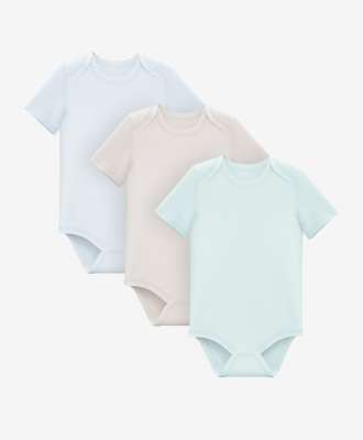 Chlapecké body 3 ks 100% bavlna - SKU/PLU: 618443 Chlapecké body 3 ks ze 100% bavlny je zárukou pohodlí pro vaše děťátko. Měkký, prodyšný materiál je vhodný pro jemnou dětskou pokožku od prvních dní života. Zapínání na patentky v rozkroku usnadňuje přebalování a oblékání miminka.
* V poměru k běžným cenám ostatních produktů Pepco z uvedené kategorie.