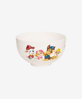 Porcelánová miska Tlapková patrola - SKU/PLU: 620734 Porcelánová miska Tlapková patrola je ideální pro děti, které milují dobrodružství a chtějí mít své oblíbené postavičky u sebe i během snídaně. Je vyrobena z vysoce kvalitních materiálů, odolná a snadno se udržuje v čistotě.