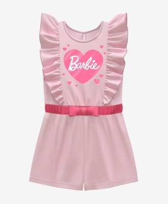 Dívčí overal Barbie 100% bavlna - SKU/PLU: 619430 Dívčí overal Barbie ze 100% bavlny potěší malé fanynky této ikonické postavičky. Je vyroben z měkké a prodyšné bavlny, poskytuje pohodlí a svobodu pohybu po celý den. Stylový potisk Barbie dodává šarm a praktický střih dělá z overalu skvělou volbu na každodenní nošení, hraní nebo letní výlety.