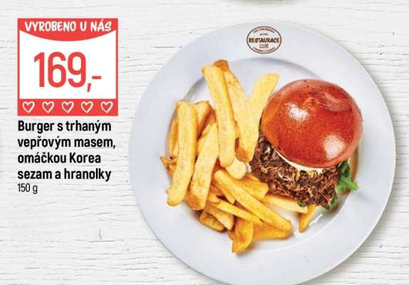 Burger s trhaným vepřovým masem, omáčkou Korea sezam a hranolky